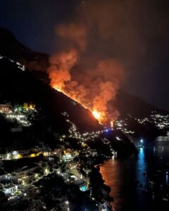 Positano, frana sulla SS163 dopo un incendio: strada chiusa