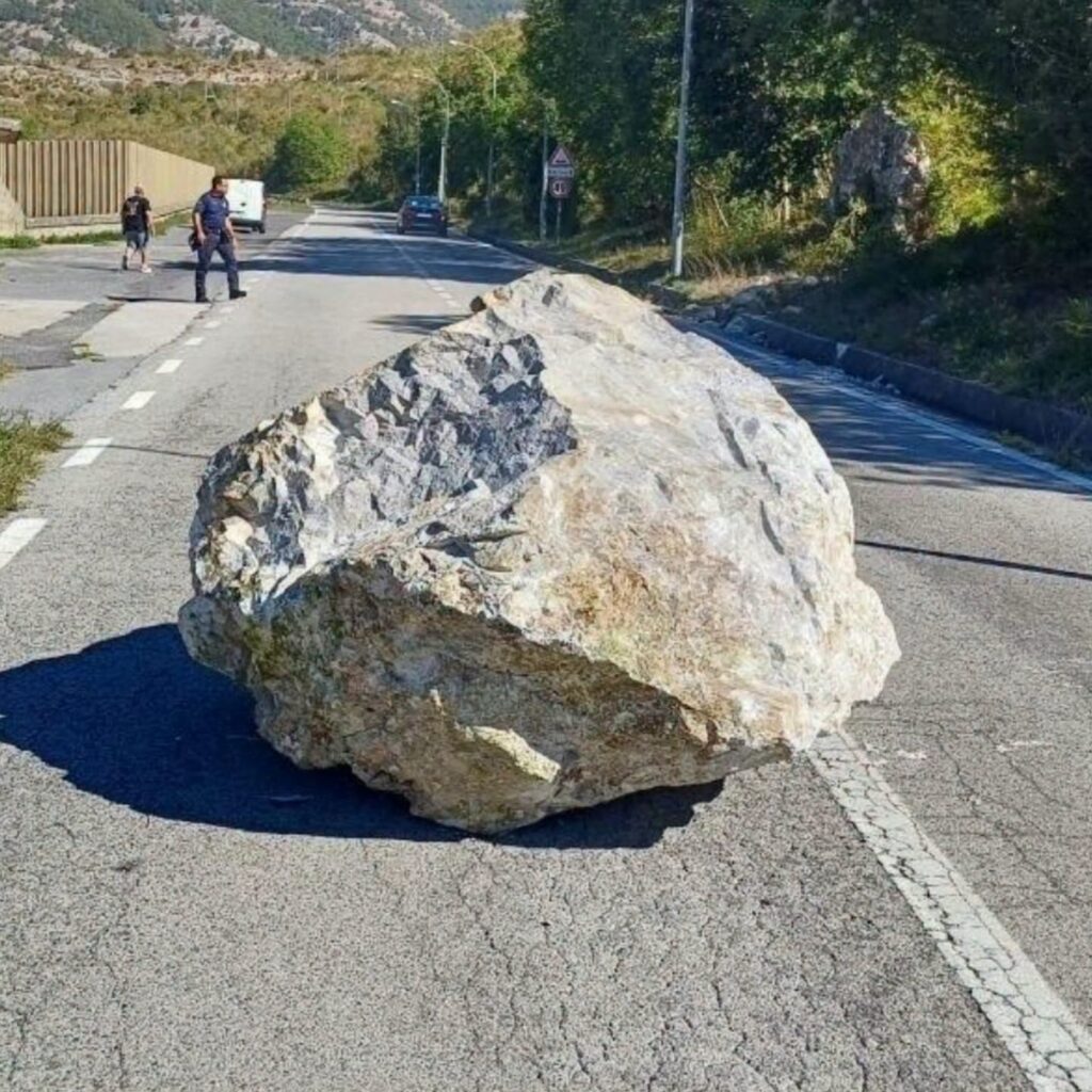 Maratea, masso sulla SP3: strada chiusa e verifiche sul costone