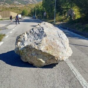 Maratea, masso sulla SP3: strada chiusa e verifiche sul costone