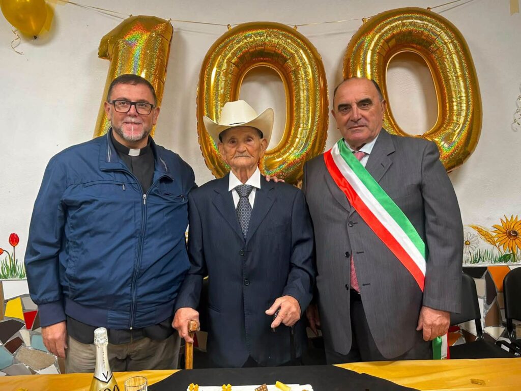 Postiglione festeggia Guerino Manzo: traguardo dei 100 anni