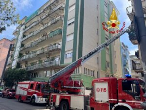 Salerno, incendio in appartamento in via Posidonia: nessun ferito