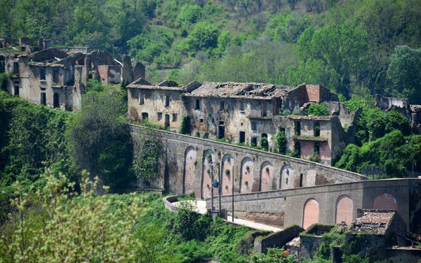 Campania, viaggio nei paesi “abbandonati”: le storie dietro le case vuote