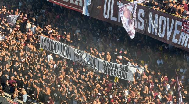 Salerno, Jacopo resta in prognosi riservata dopo lo schianto: in curva uno striscione per lui