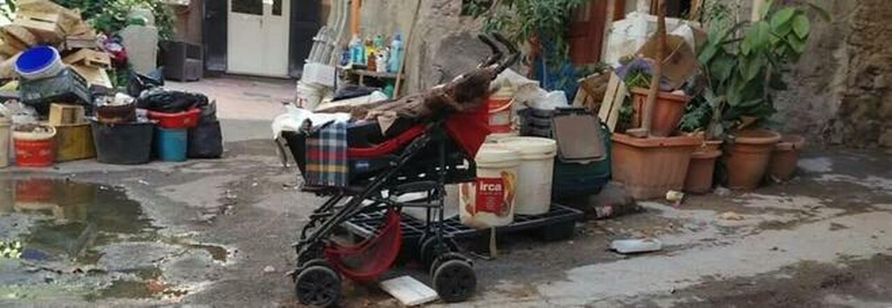 Pagani, anziana vive tra cumuli di rifiuti con quattro cani