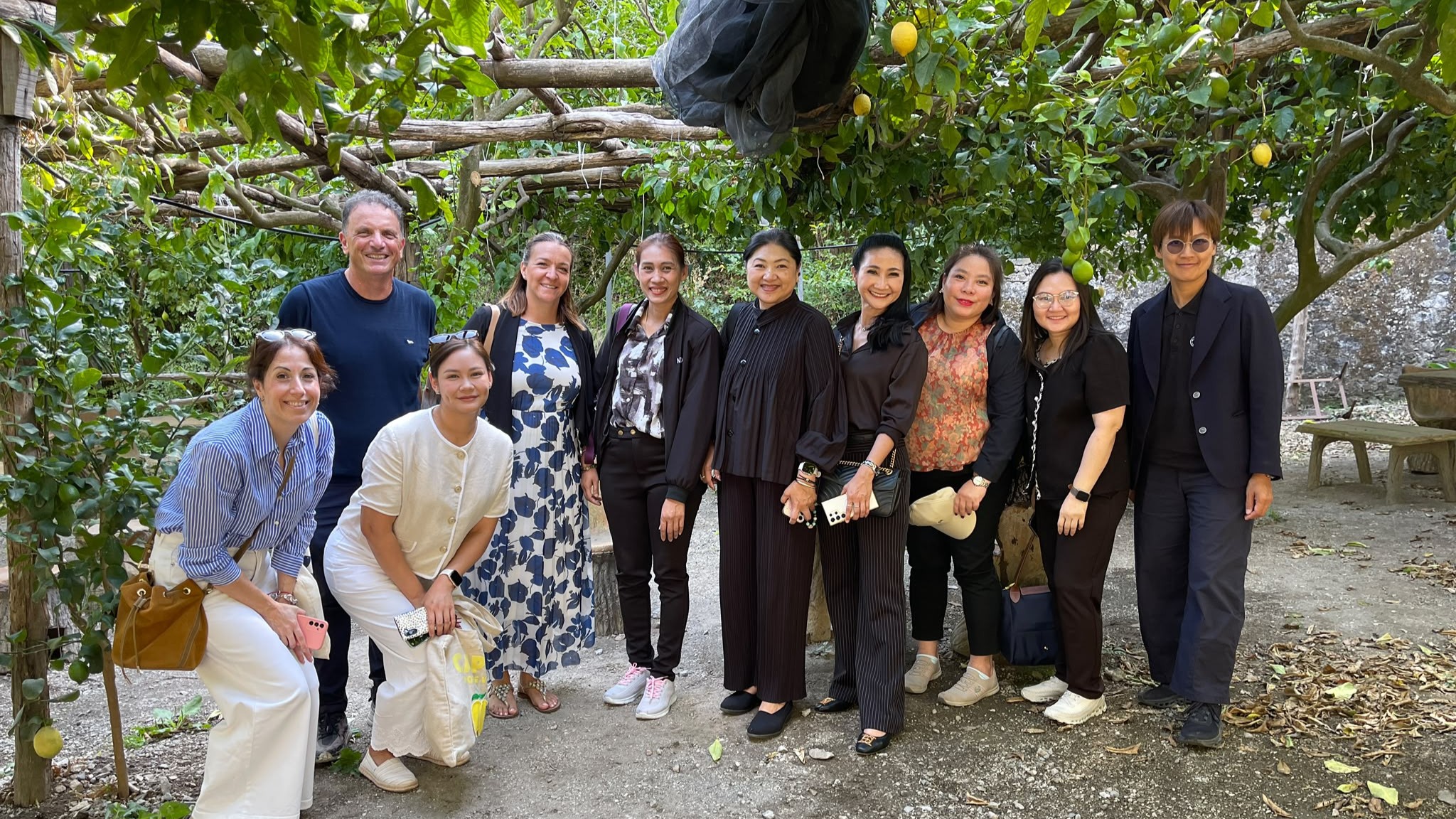 La diplomazia thailandese in visita ai limoneti di Amalfi
