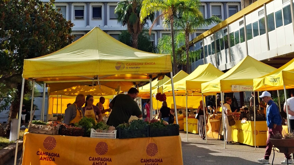 Prevenzione, “Campagna amica per la salute” al Ruggi: folla agli stand della corretta alimentazione