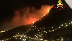 Costiera amalfitana, incendi boschivi: prosegue senza sosta il lavoro dei vigili del fuoco