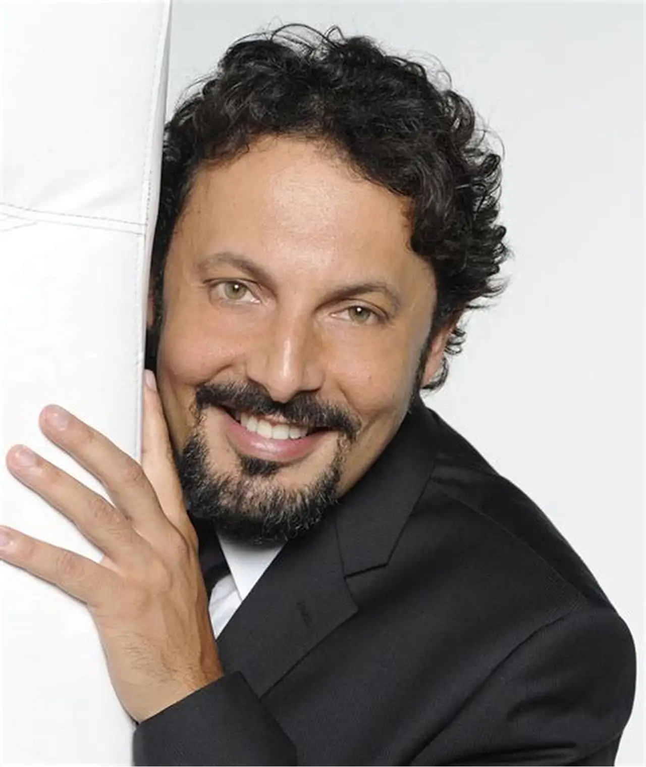 Premio Charlot: annullato il concerto di Roberto Vecchioni. Al suo posto Enrico Brignano e la Montecarlo Big Band
