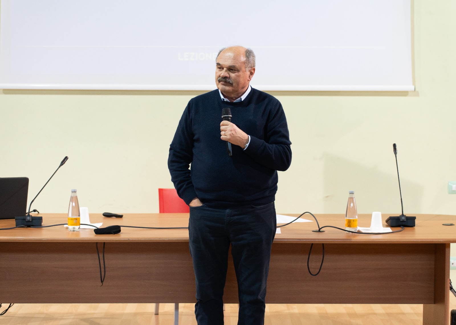 Oscar Farinetti torna a Oliveto Citra con il suo saggio “Omero non deve morire”