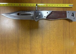 Allarme a Eboli, coltello trovato nel giardino di una scuola: indagini in corso