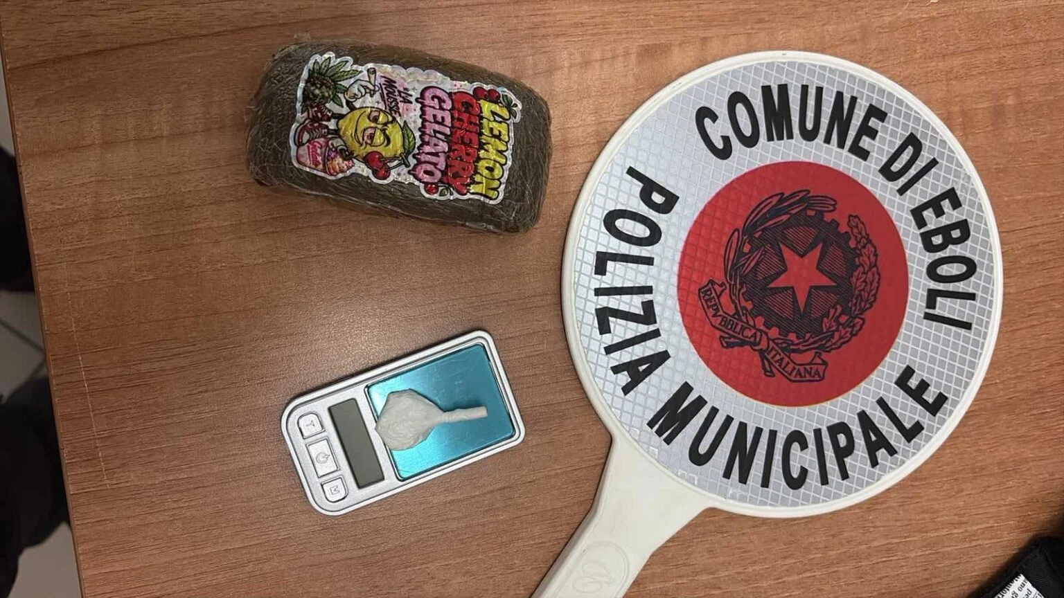Eboli, hashish e cocaina nella pineta: denunciato 21enne