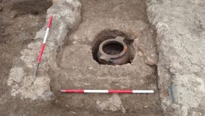 Pontecagnano Faiano, scoperta una rara tomba “a cubo” del VI secolo a.C.