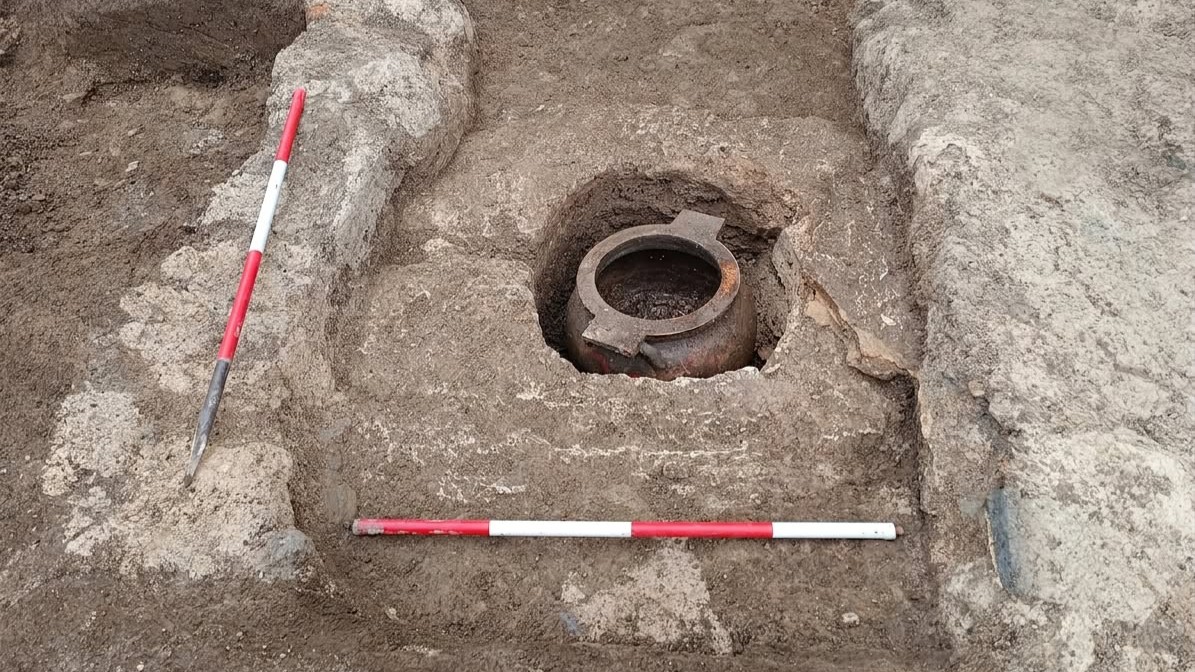 Pontecagnano Faiano, scoperta una rara tomba “a cubo” del VI secolo a.C.