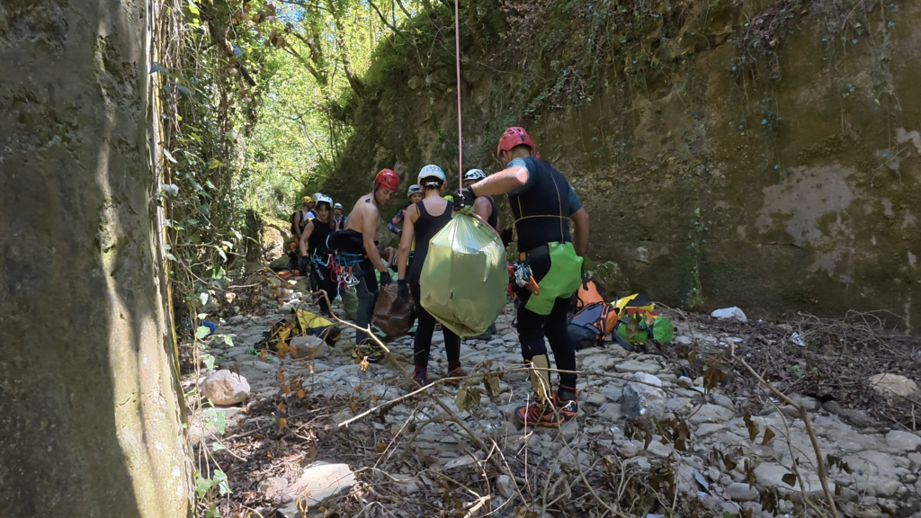 Puliamo il mondo nelle Conche di Laviano: riempiti 20 sacchi con rifiuti di ogni genere