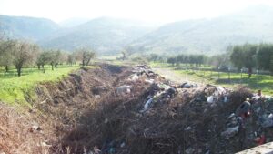 Rifiuti negli argini e nei corsi d’acqua, il Consorzio lancia l’allarme: “Non sono discariche”
