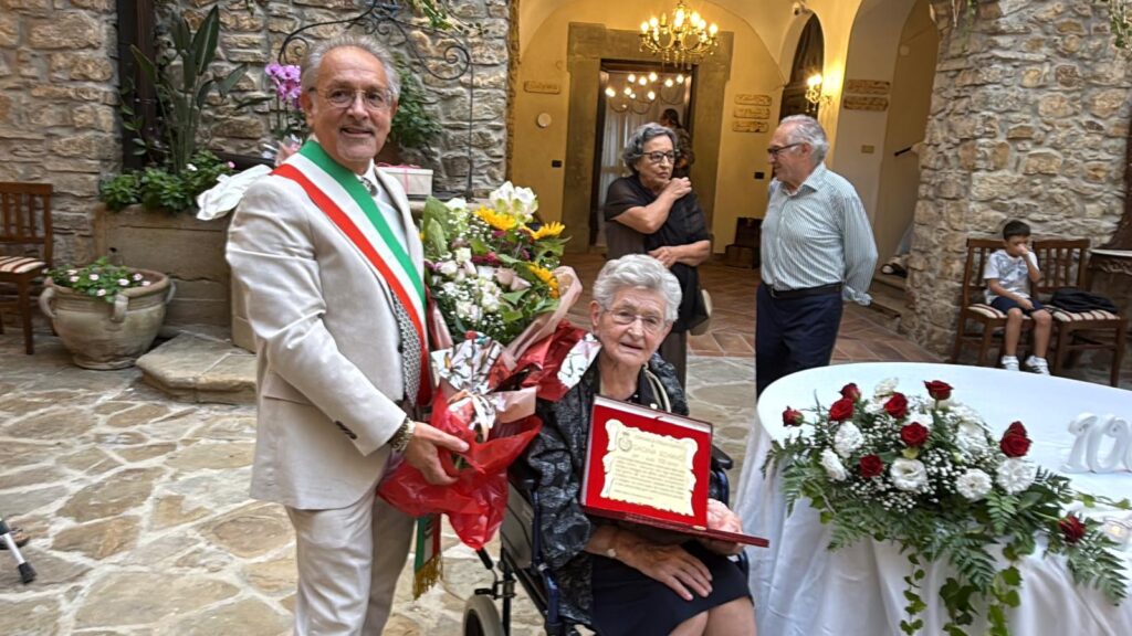 Stella Cilento, Gaidina compie 100 anni al Castello Vassallo: torta da record