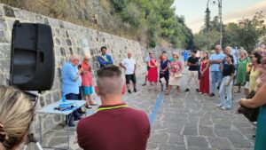 Scario, i versi di Leonardo Farrauto si fanno memoria: scoperta la targa con la poesia “Tragara”