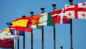 Assegno sociale e denaro pubblico: la Corte costituzionale legittima requisiti più rigorosi per i cittadini extracomunitari
