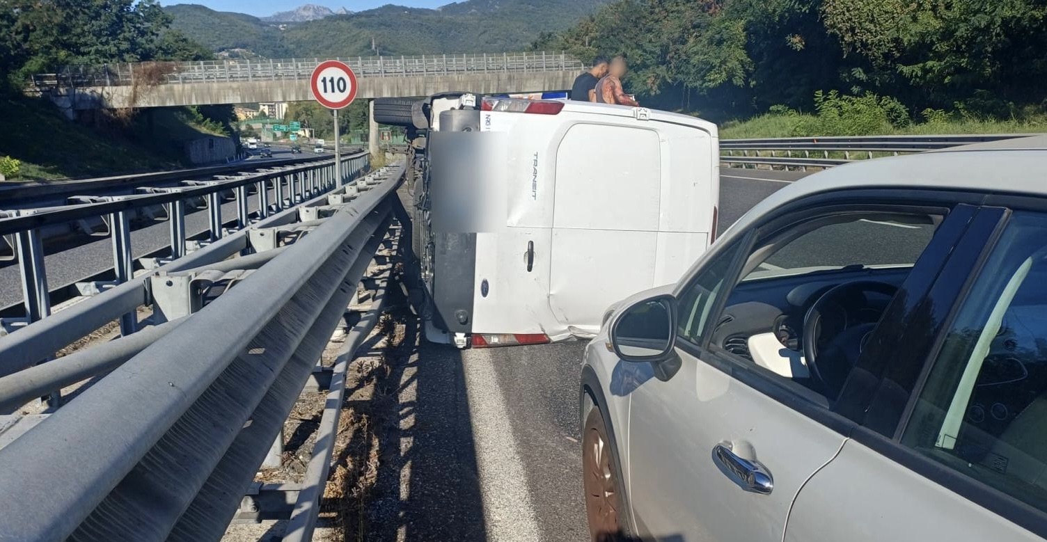 Incidente sull’A2, furgone si ribalta: tre feriti, grave un 19enne