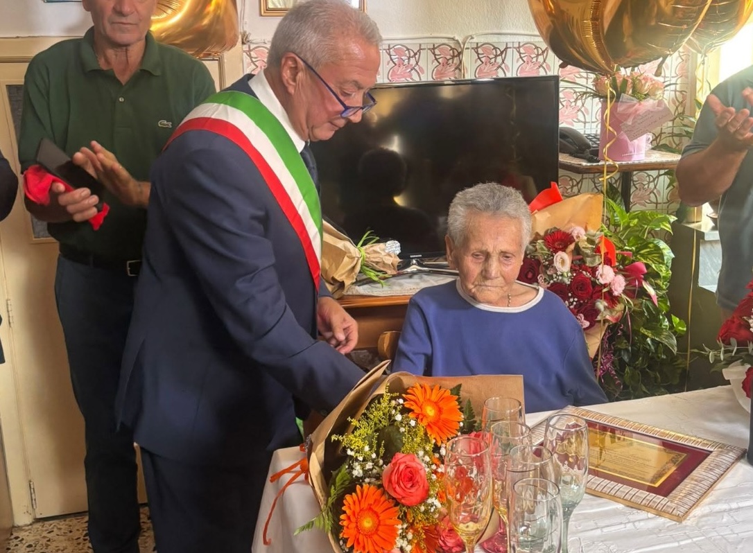 Sanza festeggia nonna Assunta, 100 anni vissuti nel suo paese