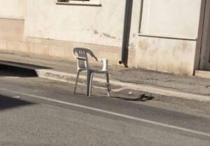 Posto auto “prenotato” con una sedia: è legale? Diritti, limiti e cosa rischia chi occupa lo spazio