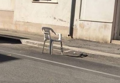 Posto auto “prenotato” con una sedia: è legale? Diritti, limiti e cosa rischia chi occupa lo spazio