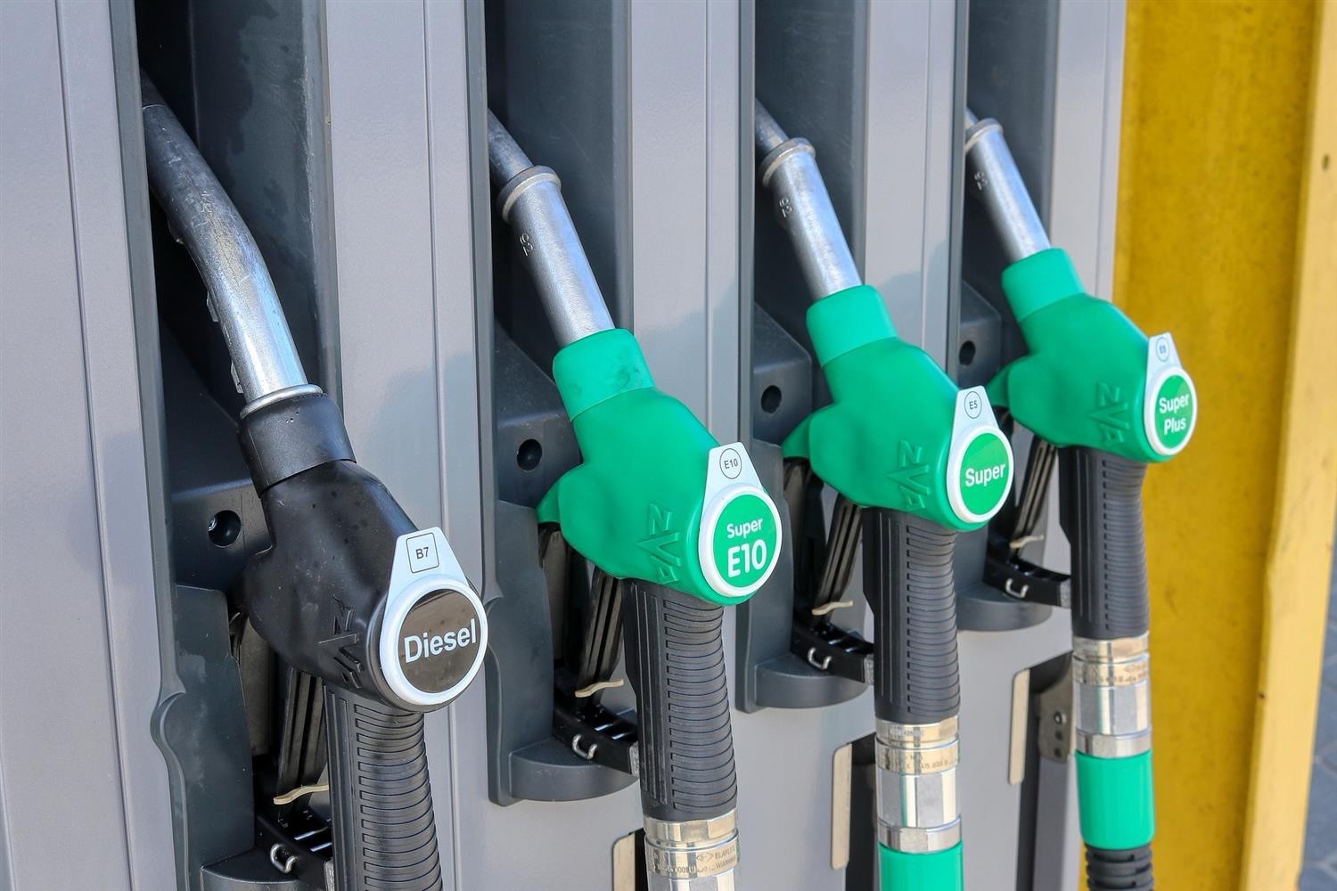 Eni, limite massimo sui carburanti: gasolio a 2,19 euro e benzina a 1,99