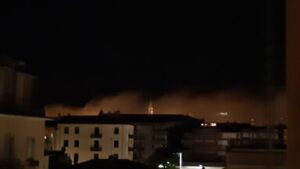 Incendio a Capaccio Paestum, fumo nelle case in via La Pila: paura per i residenti