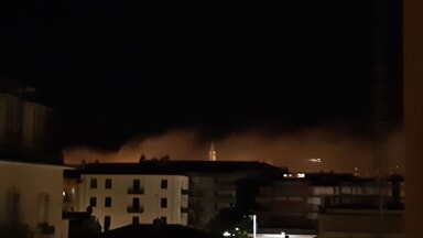 Incendio a Capaccio Paestum, fumo nelle case in via La Pila: paura per i residenti