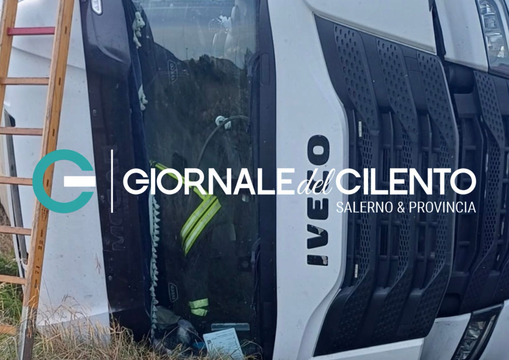 Camion si ribalta all’uscita dell’autostrada, conducente incastrato