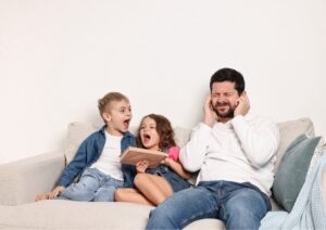 Bambini rumorosi in casa: quando si può chiamare la Polizia?
