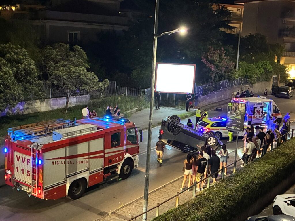 Incidente a Salerno, SUV si ribalta in via San Leonardo