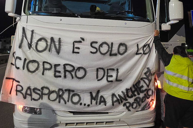 Sciopero autotrasportatori, Sud bloccato: fabbriche ferme