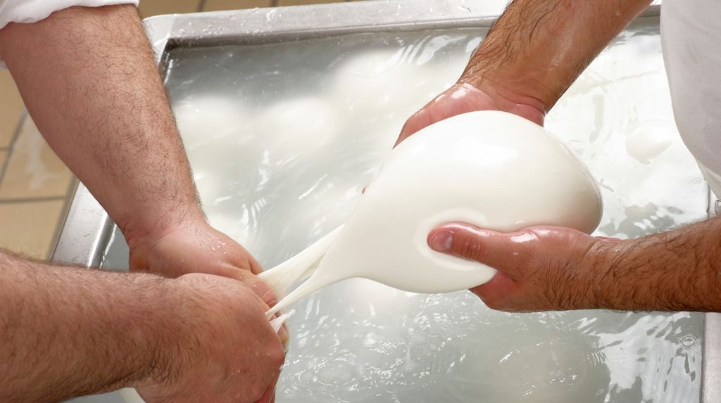 Mozzarella di bufala Dop, costi produzione in aumento, ma i prezzi restano invariati