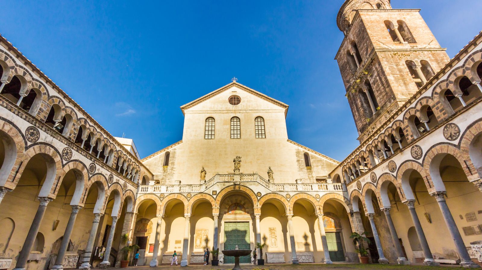 Salerno, dieci nuovi hotel e stretta su B&B e case vacanze