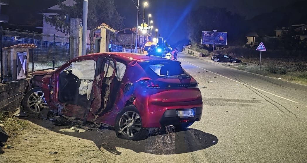 Scontro tra due auto sulla Ss19 ad Atena Lucana, una giovane ferita gravemente