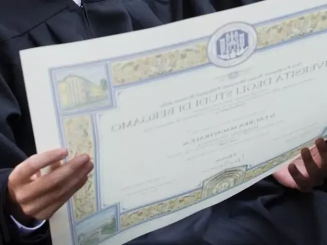 Diplomi falsi nella scuola, 56 licenziamenti: caso a Castellabate