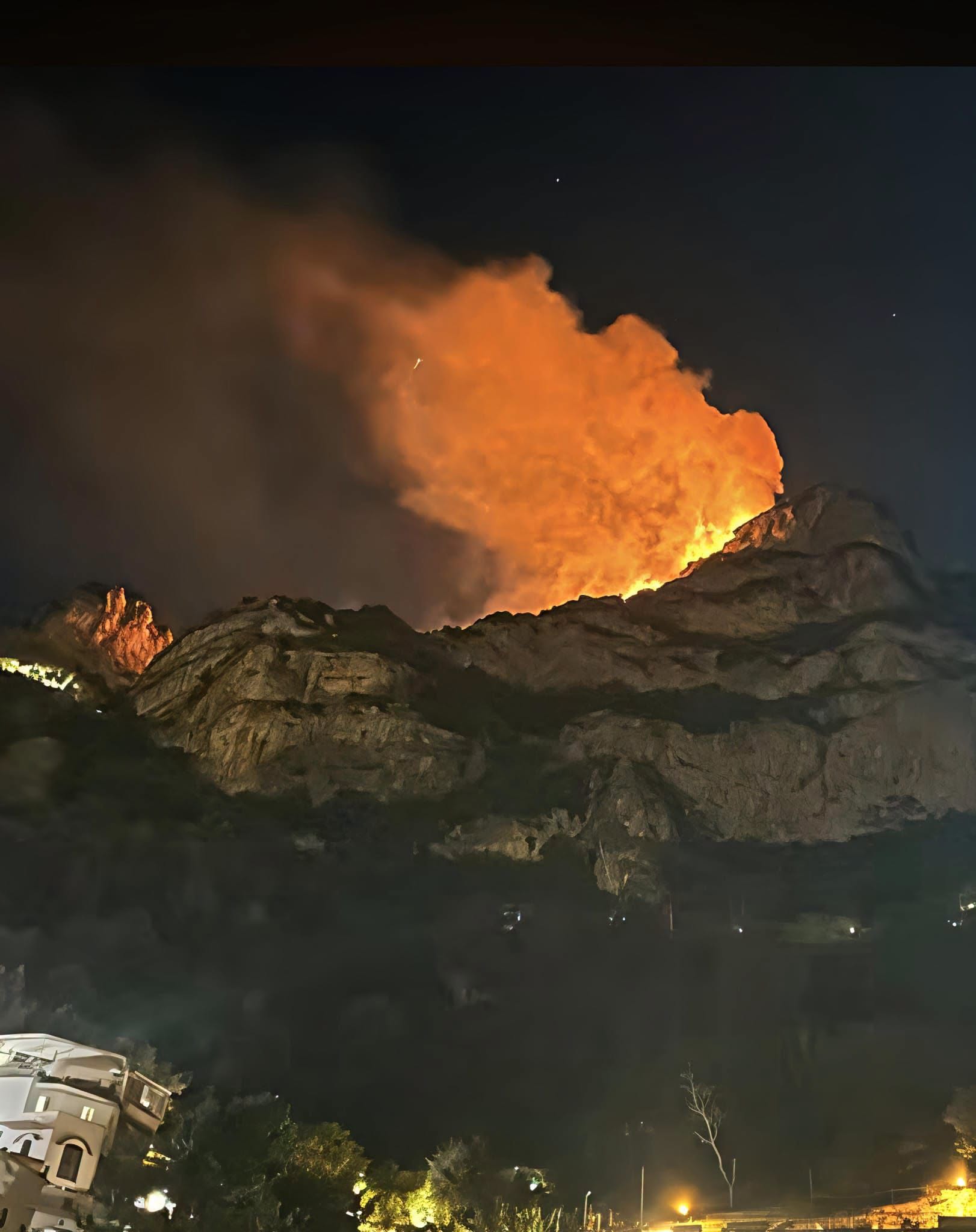 Positano, nuovo incendio sopra l’abitato: fiamme nella notte