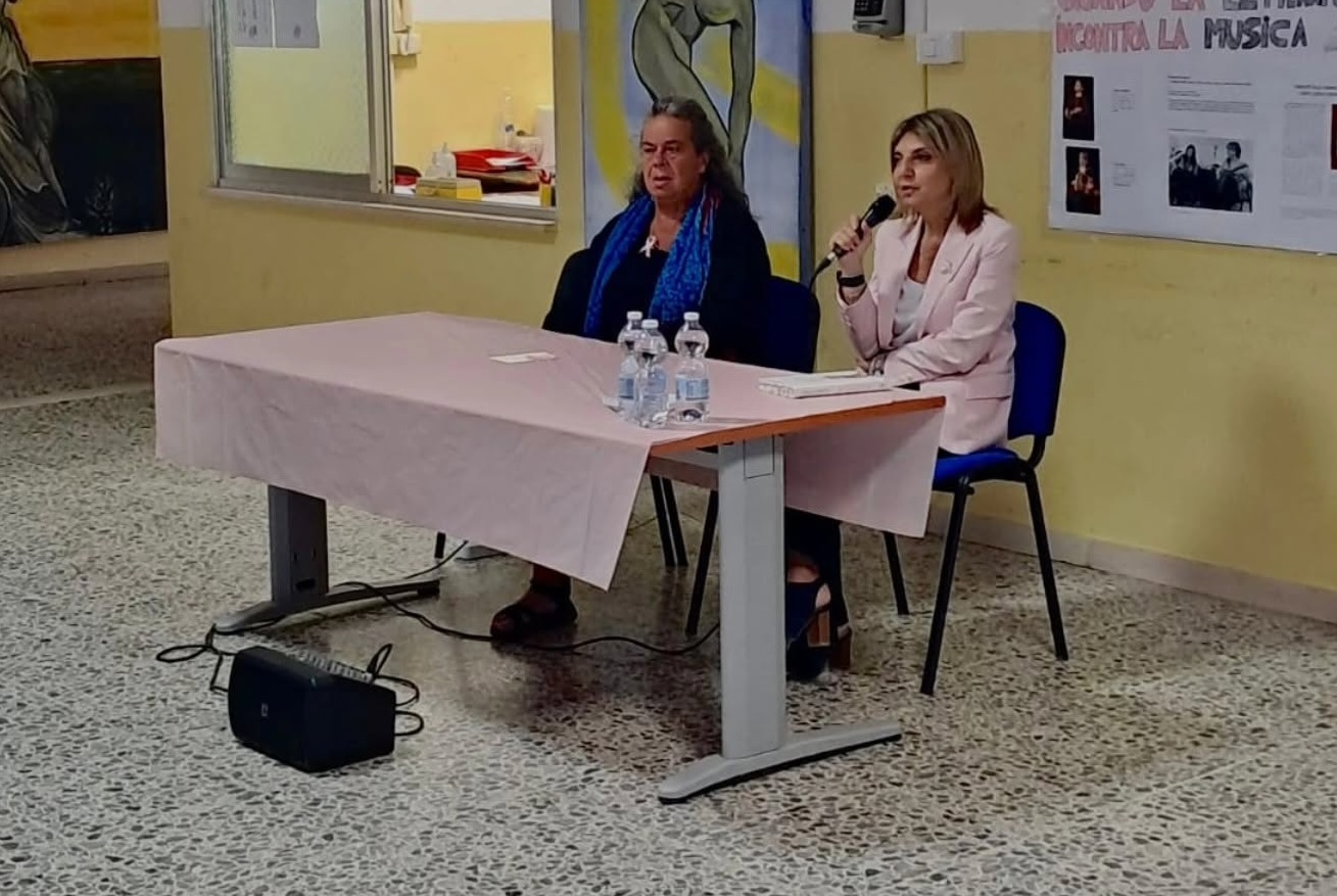 Torre Orsaia, Monica Oriente incontra gli studenti del liceo: «La fragilità non è debolezza»
