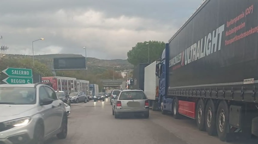 Sciopero autotrasportatori, traffico in tilt allo svincolo di Eboli