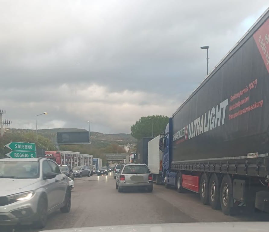 Sciopero autotrasportatori, traffico in tilt allo svincolo di Eboli
