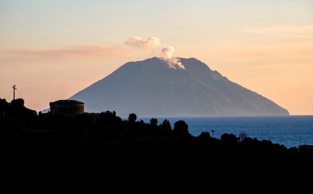 Stromboli visibile da Futani, lo scatto a 151 chilometri