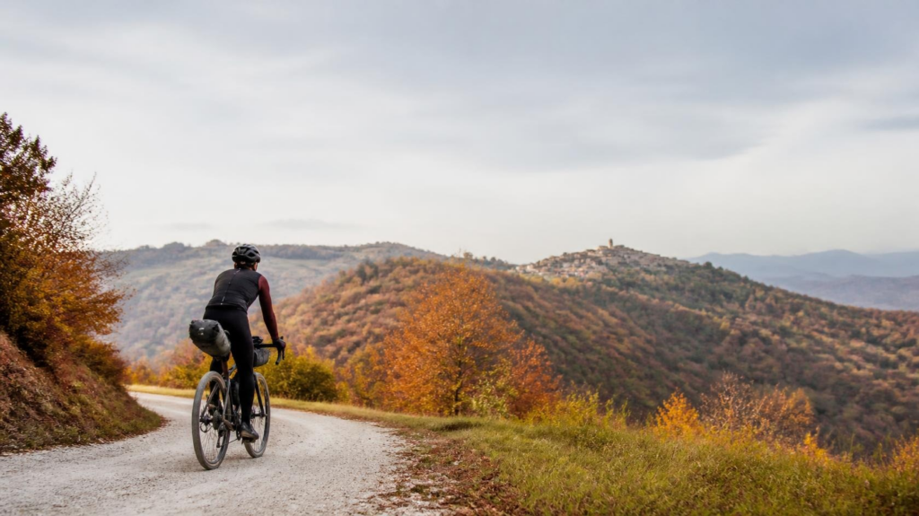 Tra sterrati e colori d’autunno: il fascino dell’avventura gravel