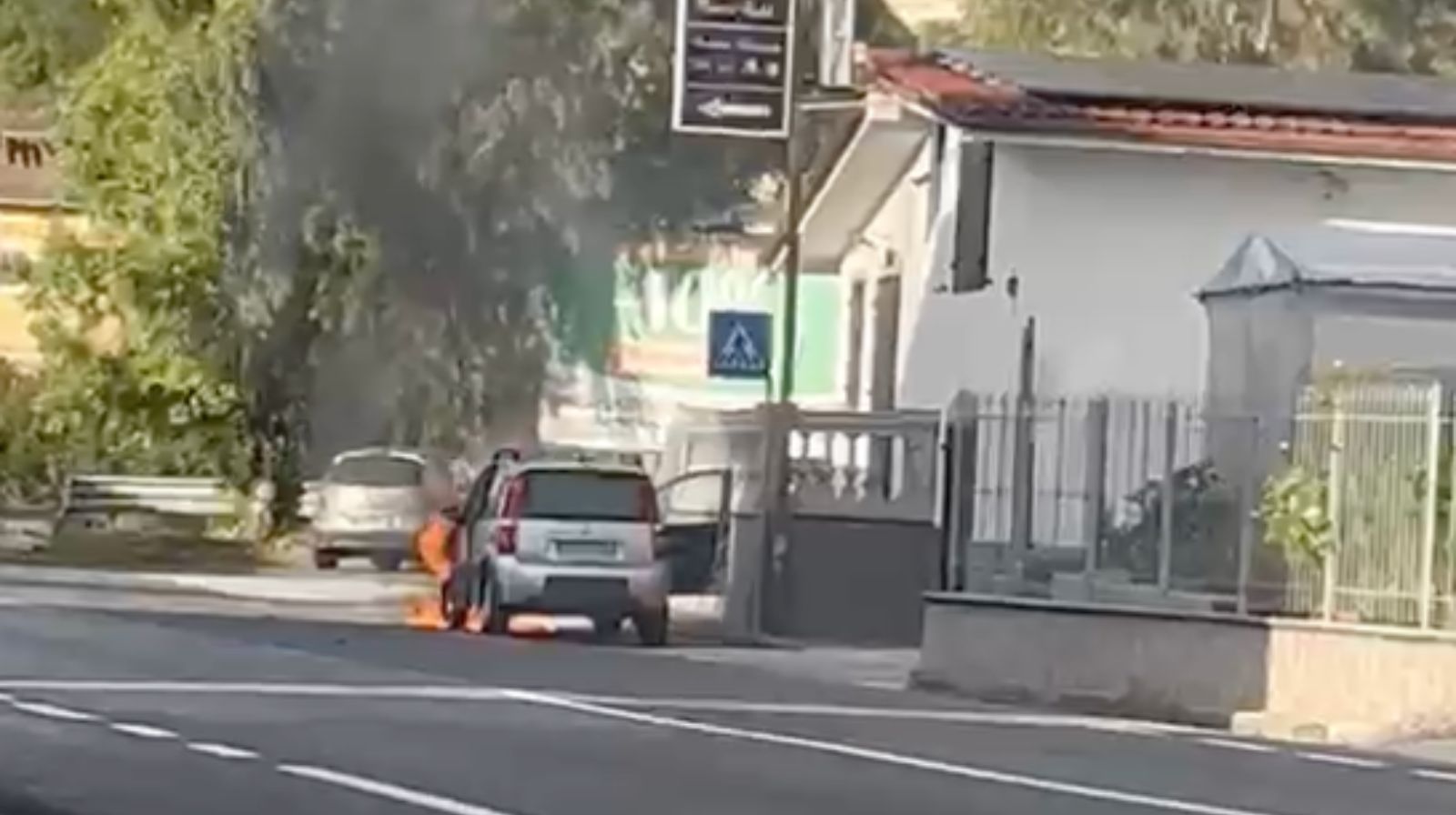 Atena Lucana, Fiat Panda in fiamme: anziana conducente in salvo