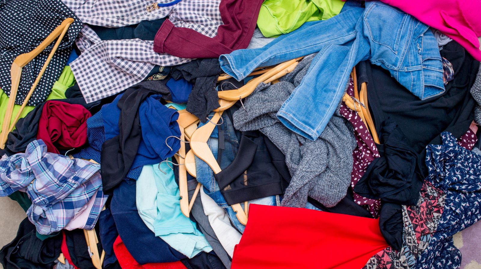 Moda circolare, riciclare i vestiti per ridurre gli sprechi: le sfide del tessile sostenibile
