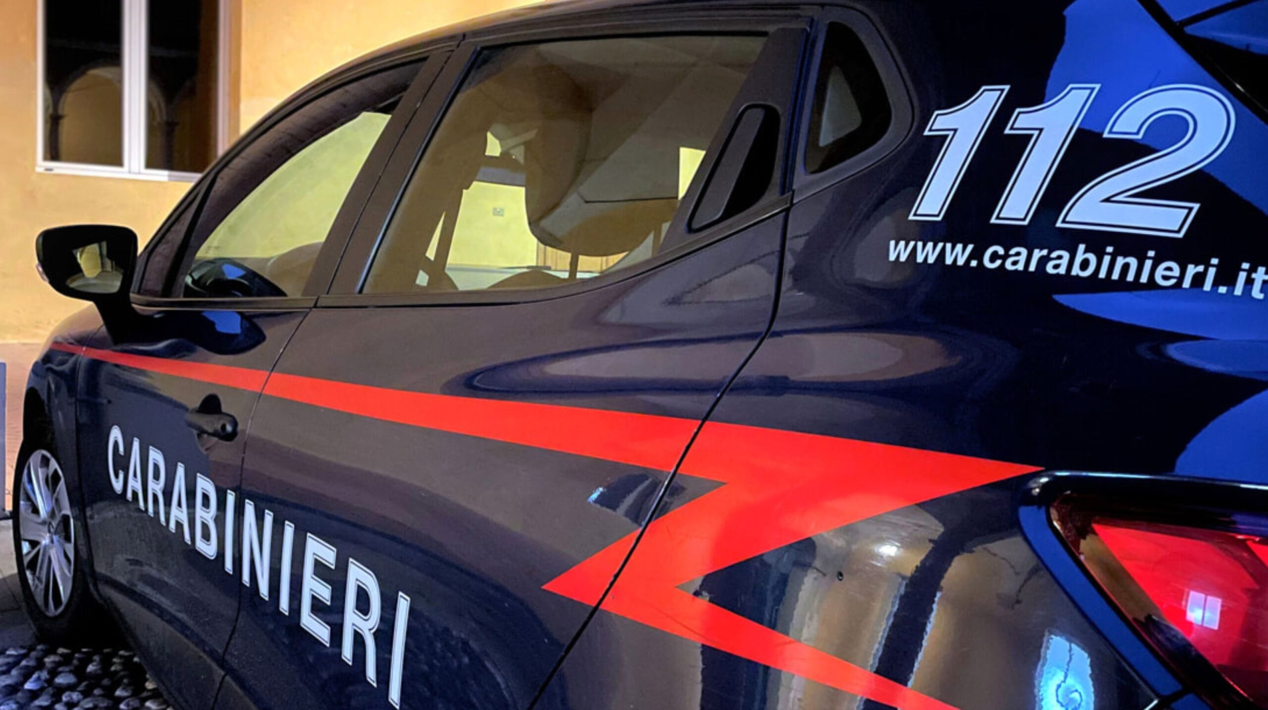 Maltrattamenti alla compagna, 27enne lascia i domiciliari: divieto di avvicinamento con braccialetto