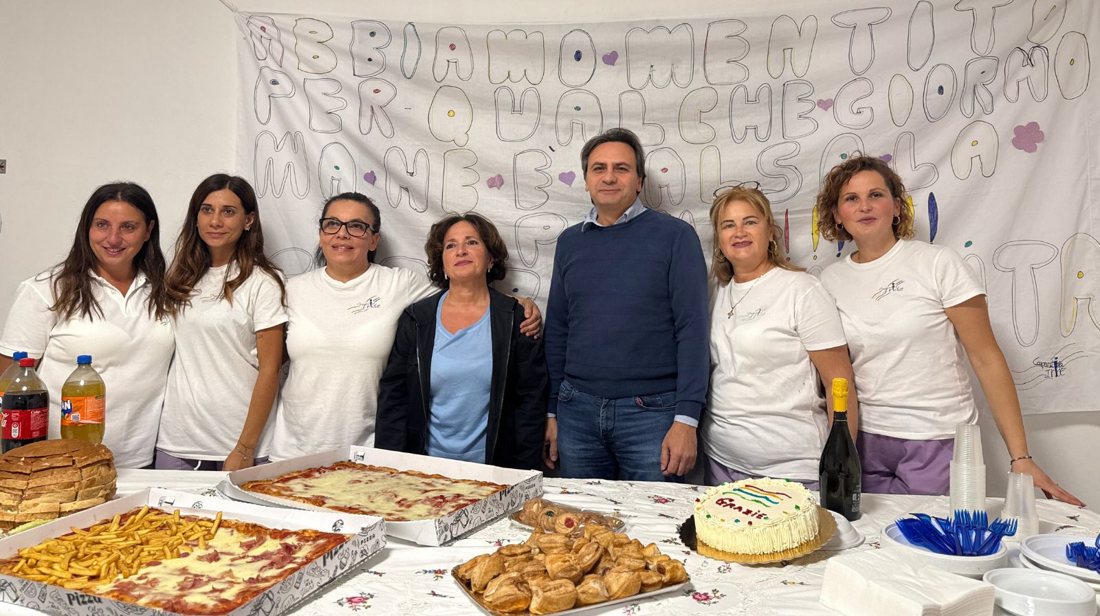 Sicilì, la scusa del tubo rotto nasconde una festa a sorpresa: così le operatrici festeggiano un anno di attività per il gruppo appartamento anziani