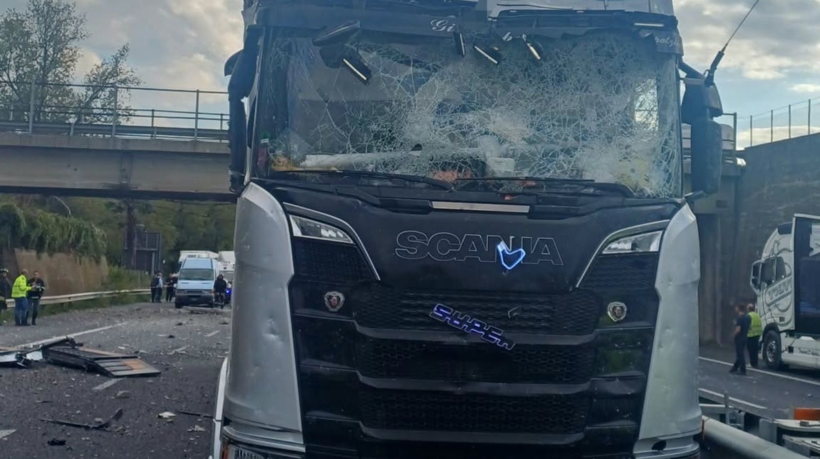 Incidente sul raccordo Salerno-Avellino, camion urta cavalcavia: un ferito