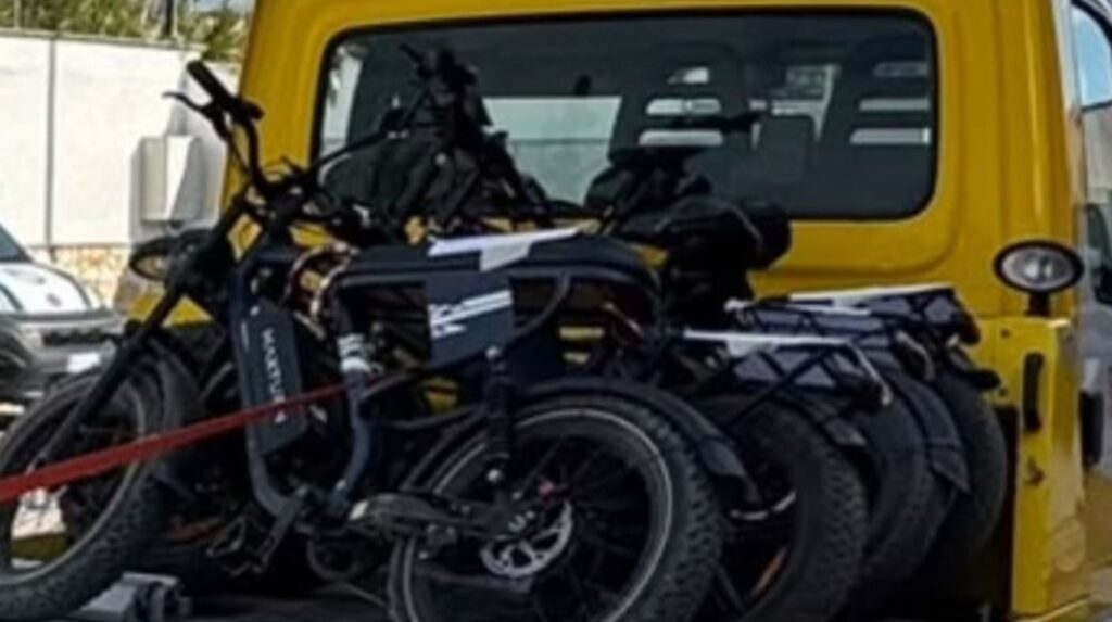 Capaccio Paestum, stretta della Polizia Locale sulle bici elettriche truccate: sequestrati diversi veicoli