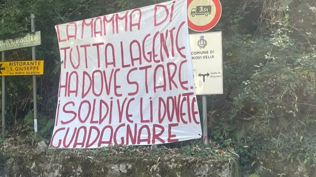 Madonna del Gelbison, striscione contro il pellegrinaggio